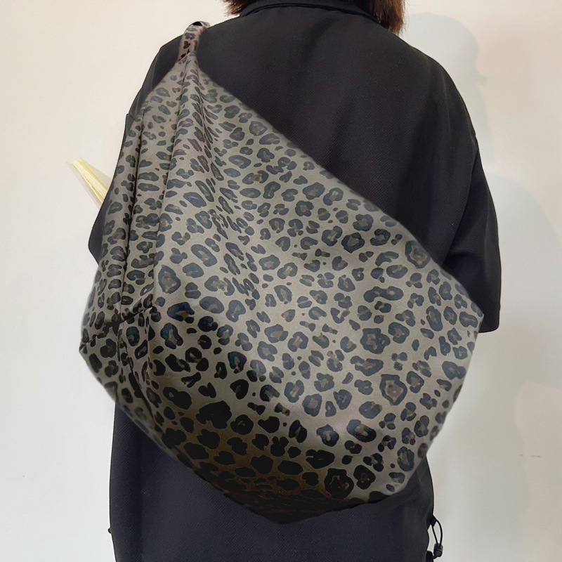 Moterų pečių rankinė su leopardų raštu, nailono išorė, poliesterio pamušalas, horizontaliai stačiakampė forma, užsegimas užtrauktuku