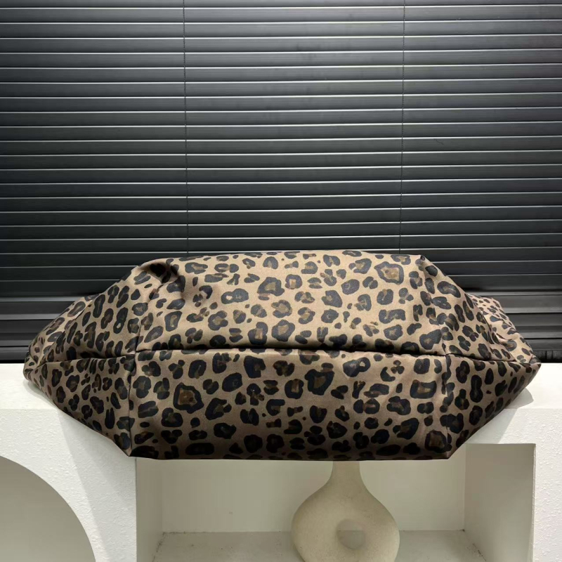 Moterų pečių rankinė su leopardų raštu, nailono išorė, poliesterio pamušalas, horizontaliai stačiakampė forma, užsegimas užtrauktuku