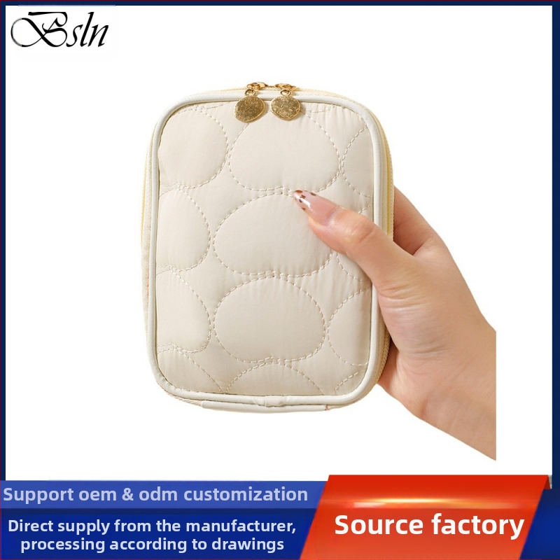 Kosmetinė rankinė su vertikalia kvadratine forma, grotelinė vidinė dalis, poliesteris, užtrauktukas