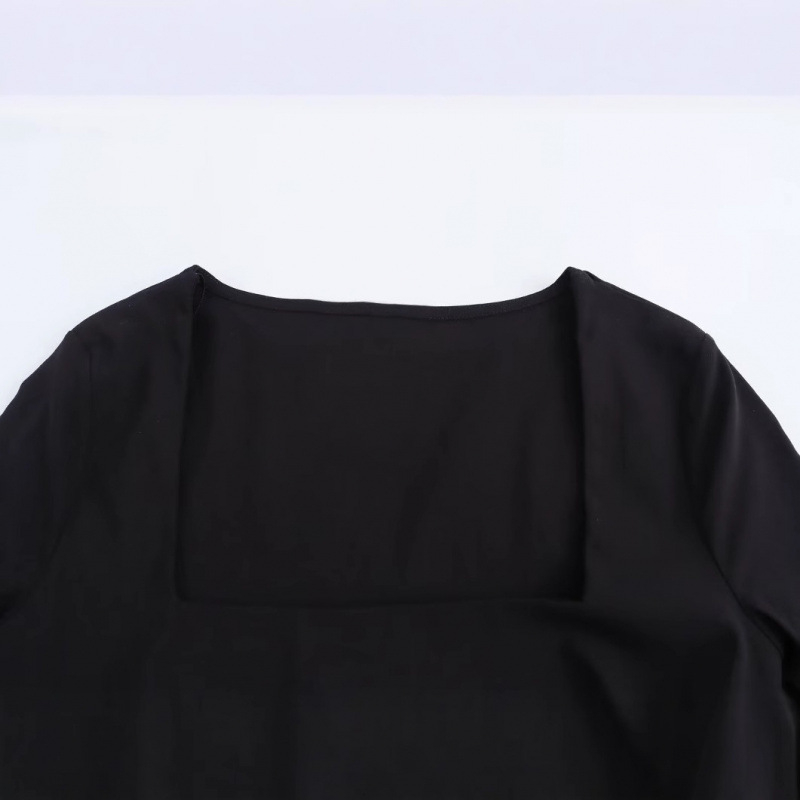 Kleita ar kvadrātveida apkakli, garām piedurknēm, tutu svārki, īss garums, poliesters