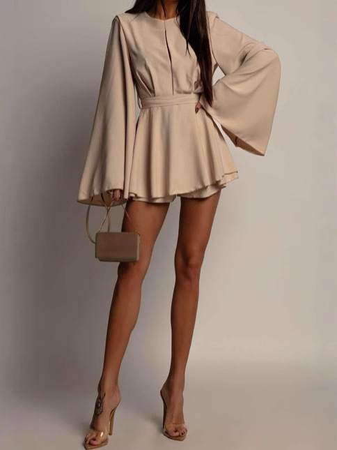 Elegantiška moteriška kombinezonas su atvira nugara, juosmens linijoje, 3/4 ilgio kelnės ir volanų rankovės