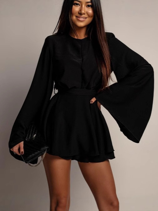 Elegantiška moteriška kombinezonas su atvira nugara, juosmens linijoje, 3/4 ilgio kelnės ir volanų rankovės