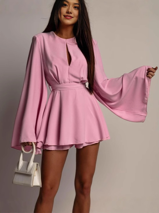 Elegantiška moteriška kombinezonas su atvira nugara, juosmens linijoje, 3/4 ilgio kelnės ir volanų rankovės