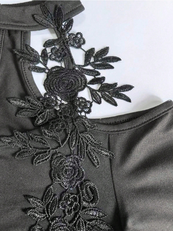 Елегантен топ от реон-спандекс смес с халтерна яка, дълги ръкави, едноцветен модел, тясна кройка, нормална дължина.