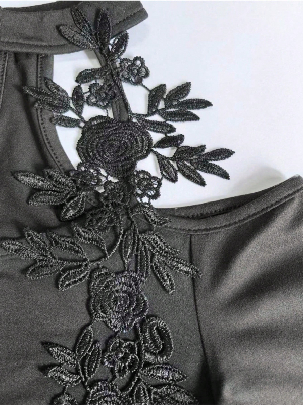 Top elegant tricotat din amestec rayon-spandex, cu guler halter, mâneci lungi, model solid, croială Slim-Fit, lungime normală.