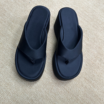 Сандали с каишка между пръстите, сатенена горна част, стил херингов, гумена подметка и платнена подплата — пролет 2025