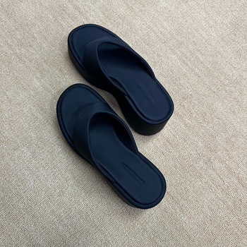 Сандали с каишка между пръстите, сатенена горна част, стил херингов, гумена подметка и платнена подплата — пролет 2025