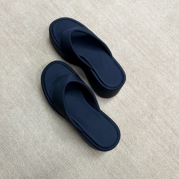 Сандали с каишка между пръстите, сатенена горна част, стил херингов, гумена подметка и платнена подплата — пролет 2025