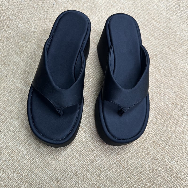 Сандали с каишка между пръстите, сатенена горна част, стил херингов, гумена подметка и платнена подплата — пролет 2025