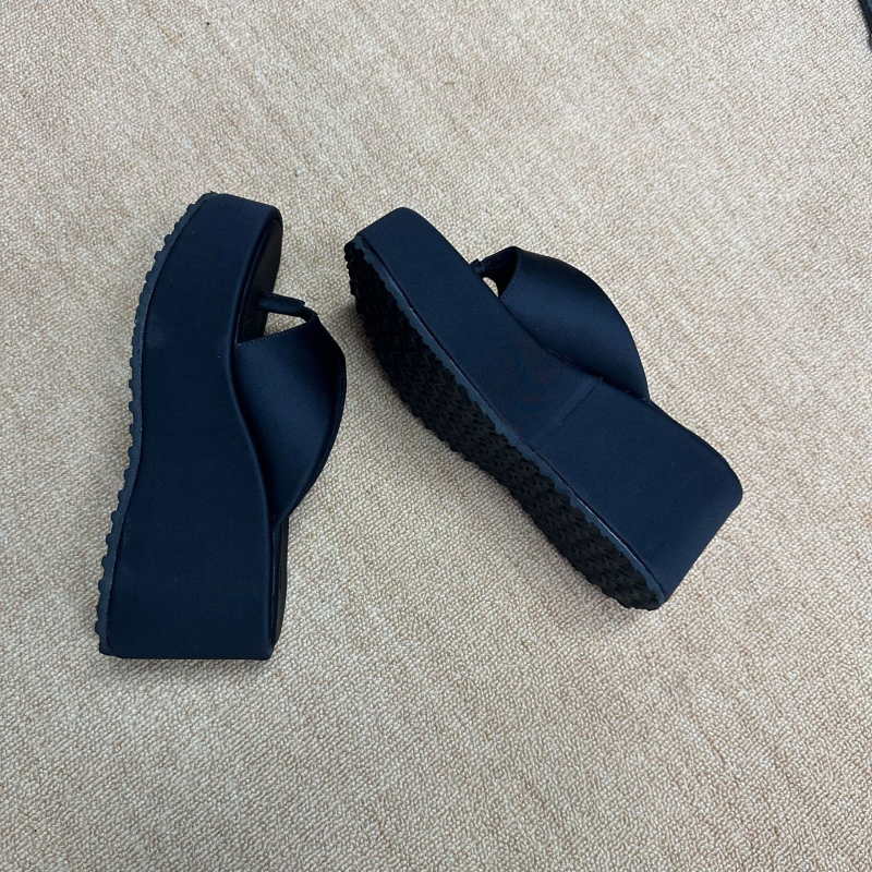 Сандали с каишка между пръстите, сатенена горна част, стил херингов, гумена подметка и платнена подплата — пролет 2025