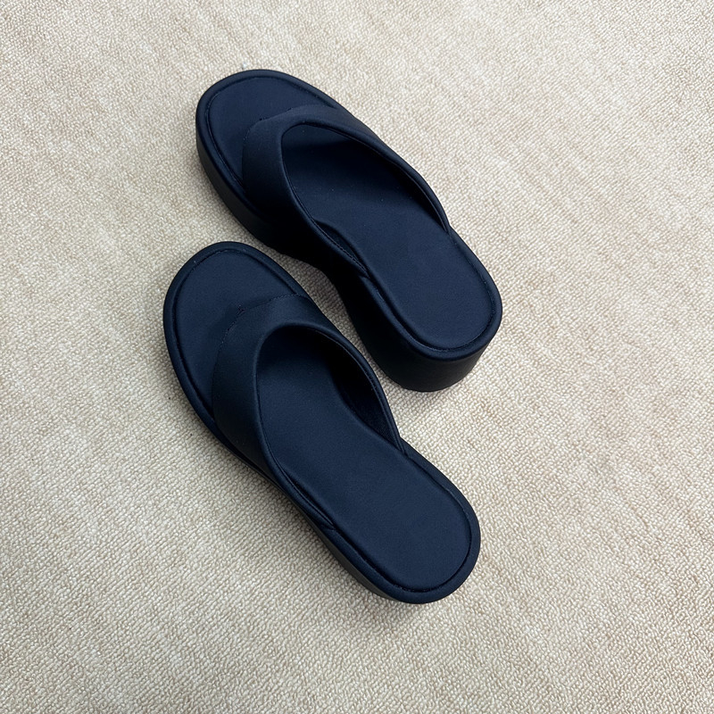 Сандали с каишка между пръстите, сатенена горна част, стил херингов, гумена подметка и платнена подплата — пролет 2025