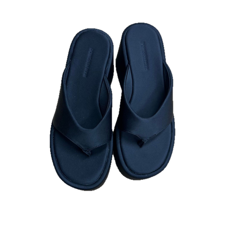 Сандали с каишка между пръстите, сатенена горна част, стил херингов, гумена подметка и платнена подплата — пролет 2025