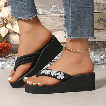 Platformos szandál kristályokkal - retro stílus, EVA felsőrész, gumírozott talp