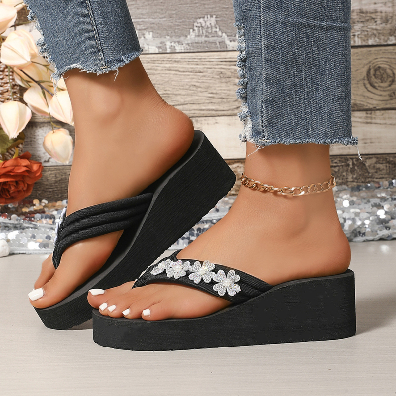 Platformos szandál kristályokkal - retro stílus, EVA felsőrész, gumírozott talp