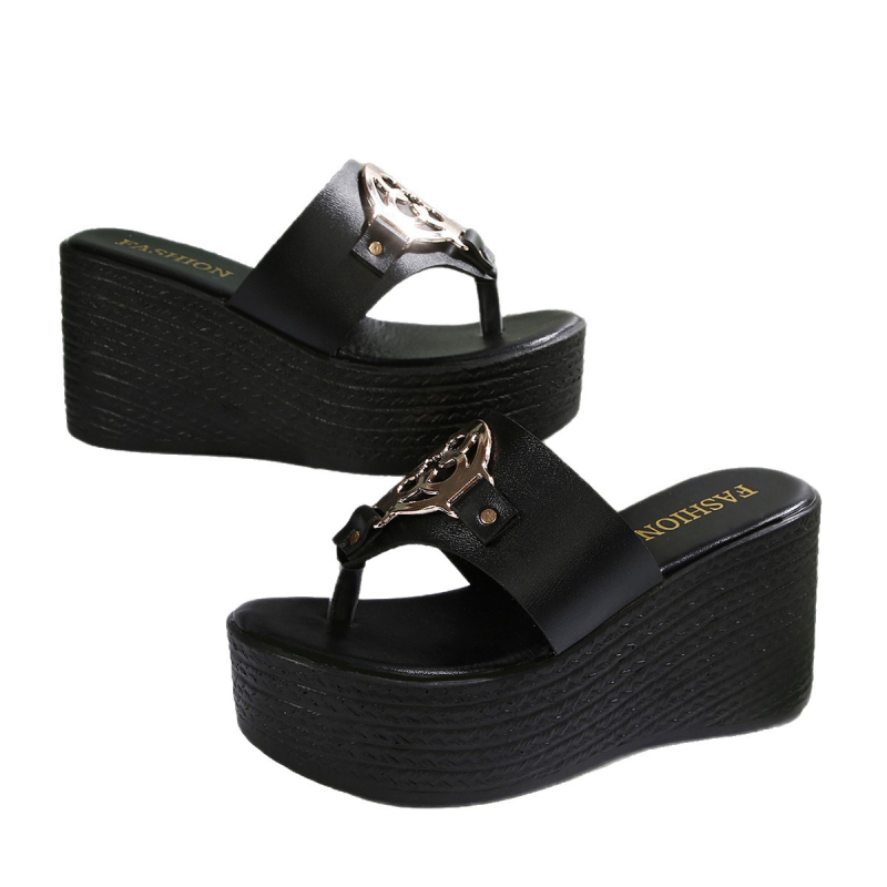 Kényelmes szandál kerek orrú, fém csattal, klin sarkú, PU felső, gumi talp, nyár 2025