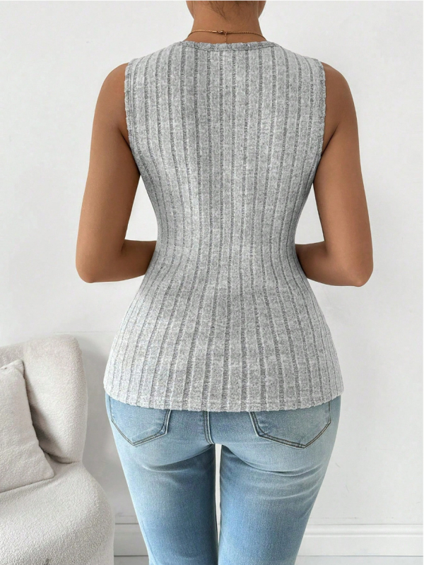 Moterų flisinis be rankovių apatinis sluoksnis, siauras kirpimas, reguliari ilgis, dryžių/langelių raštas, 90–95% poliesterio su iki 30% elastano