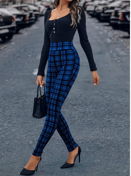 Sieviešu šaurās bikses ar rakstainu rūtām, taisna piegriezuma siluets, vidējā josta, poliesters, mikroelastība