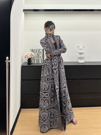 Πλισέ μακρύ γυναικείο παλτό-ρόμπα με γιακά λαπέλ, αστικός χαλαρός στυλ, Άνοιξη 2025; κύριο ύφασμα πολυεστέρας, επένδυση 100% πολυεστέρας, μήκος 80–100 εκ, κατασκευή: πλισέ