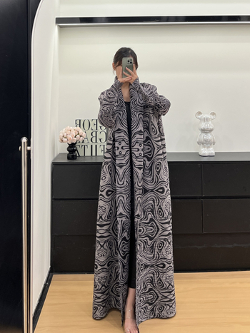 Πλισέ μακρύ γυναικείο παλτό-ρόμπα με γιακά λαπέλ, αστικός χαλαρός στυλ, Άνοιξη 2025; κύριο ύφασμα πολυεστέρας, επένδυση 100% πολυεστέρας, μήκος 80–100 εκ, κατασκευή: πλισέ