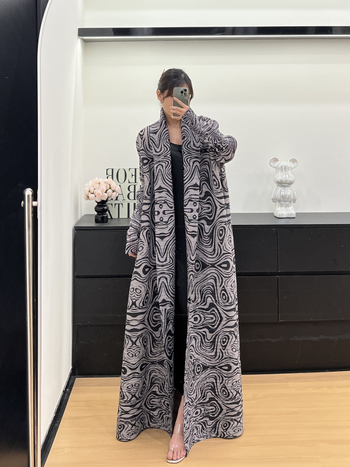 Πλισέ μακρύ γυναικείο παλτό-ρόμπα με γιακά λαπέλ, αστικός χαλαρός στυλ, Άνοιξη 2025; κύριο ύφασμα πολυεστέρας, επένδυση 100% πολυεστέρας, μήκος 80–100 εκ, κατασκευή: πλισέ