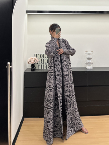 Πλισέ μακρύ γυναικείο παλτό-ρόμπα με γιακά λαπέλ, αστικός χαλαρός στυλ, Άνοιξη 2025; κύριο ύφασμα πολυεστέρας, επένδυση 100% πολυεστέρας, μήκος 80–100 εκ, κατασκευή: πλισέ