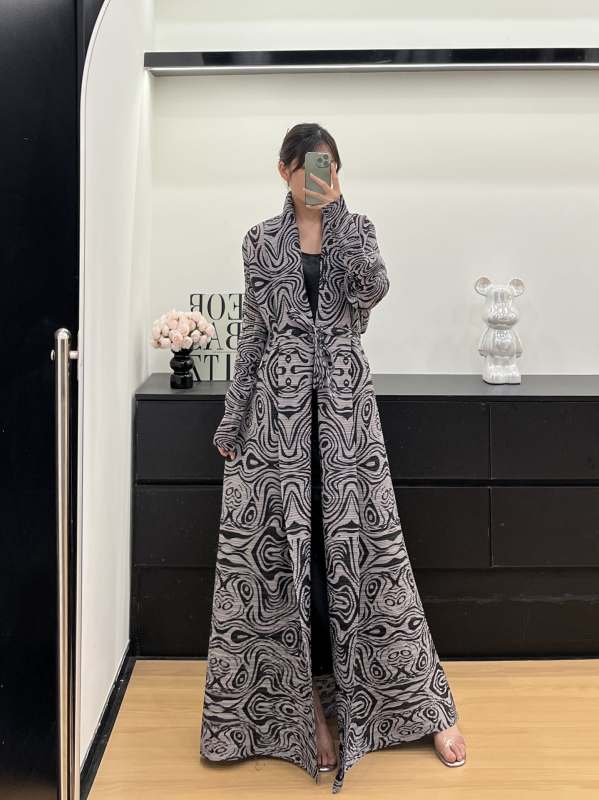 Πλισέ μακρύ γυναικείο παλτό-ρόμπα με γιακά λαπέλ, αστικός χαλαρός στυλ, Άνοιξη 2025; κύριο ύφασμα πολυεστέρας, επένδυση 100% πολυεστέρας, μήκος 80–100 εκ, κατασκευή: πλισέ