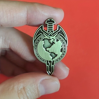 Καρφίτσα: Κινούμενο σχέδιο, ευέλικτος σχεδιασμός; Υλικό: Κράμα; Επεξεργασία: Ηλεκτροεπίχωση; Λειτουργία: Διακόσμηση; Για: Ανδρες και Γυναίκες; Έτος/Σεζόν: Φθινόπωρο 2024