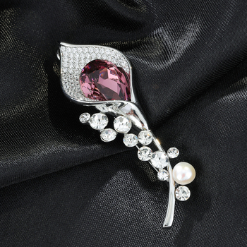 Брошка с калла лилия – медна основа с циркони и австрийски кристали; женски, прост дизайн; серия Принцеса; модел TXH-984