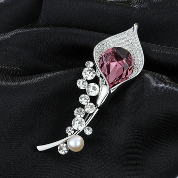 Брошка с калла лилия – медна основа с циркони и австрийски кристали; женски, прост дизайн; серия Принцеса; модел TXH-984