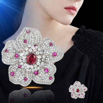 Λουλουδάτη χαλκού καρφίτσα με ηλεκτροπλατιωμένο φινίρισμα, στυλ βιντάζ λογοτεχνικό ρετρό, χειμώνας 2024