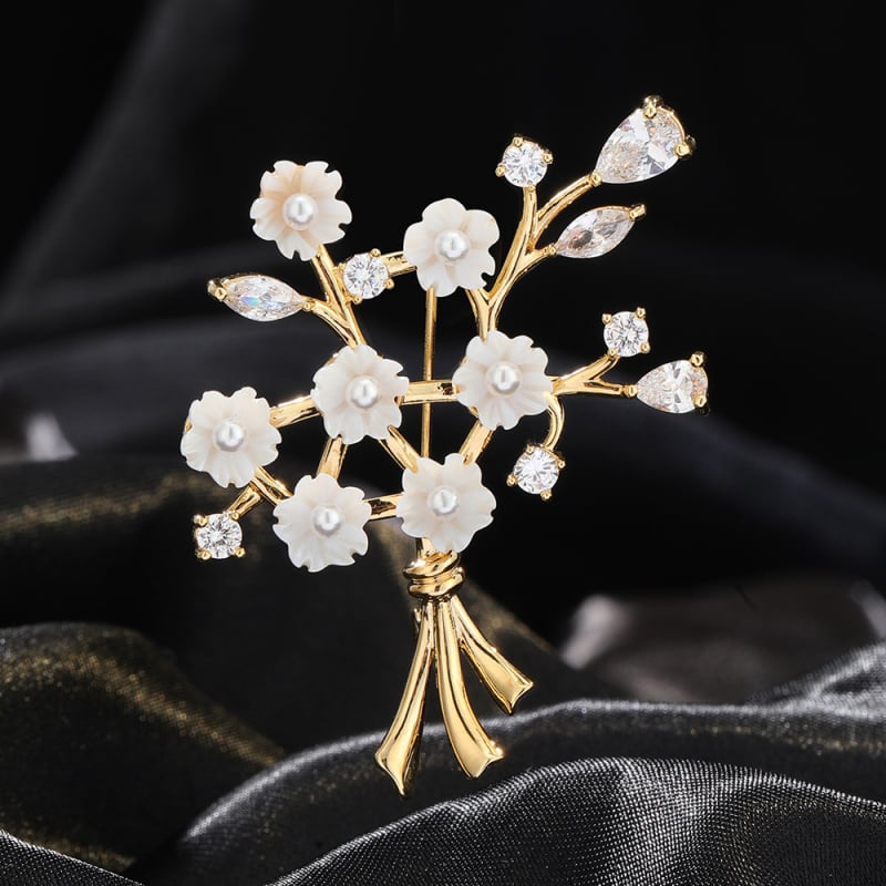 Varinė gėlėnės sagė su cirkono įdėklu ir baltaisiais kristalais, diamantiniu įtvirtinimu, Princesės serija