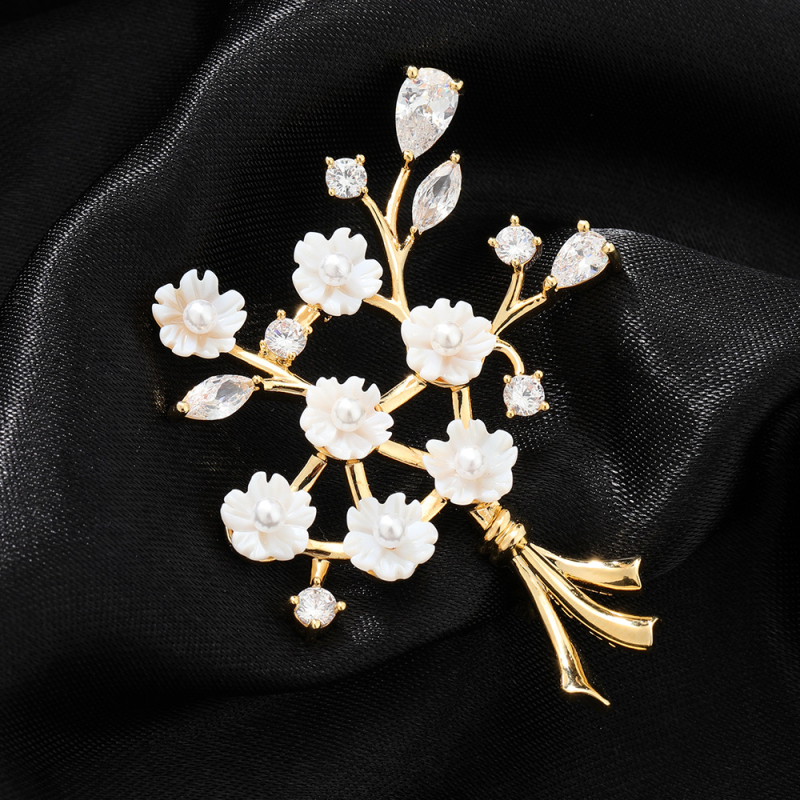 Varinė gėlėnės sagė su cirkono įdėklu ir baltaisiais kristalais, diamantiniu įtvirtinimu, Princesės serija