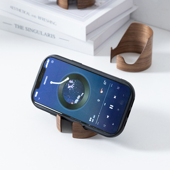 Държач за мобилни устройства от орехово дърво – настолен държач с персонализиране