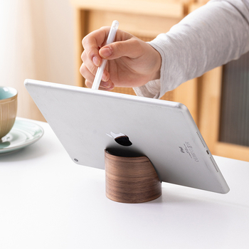 Държач за мобилни устройства от орехово дърво – настолен държач с персонализиране