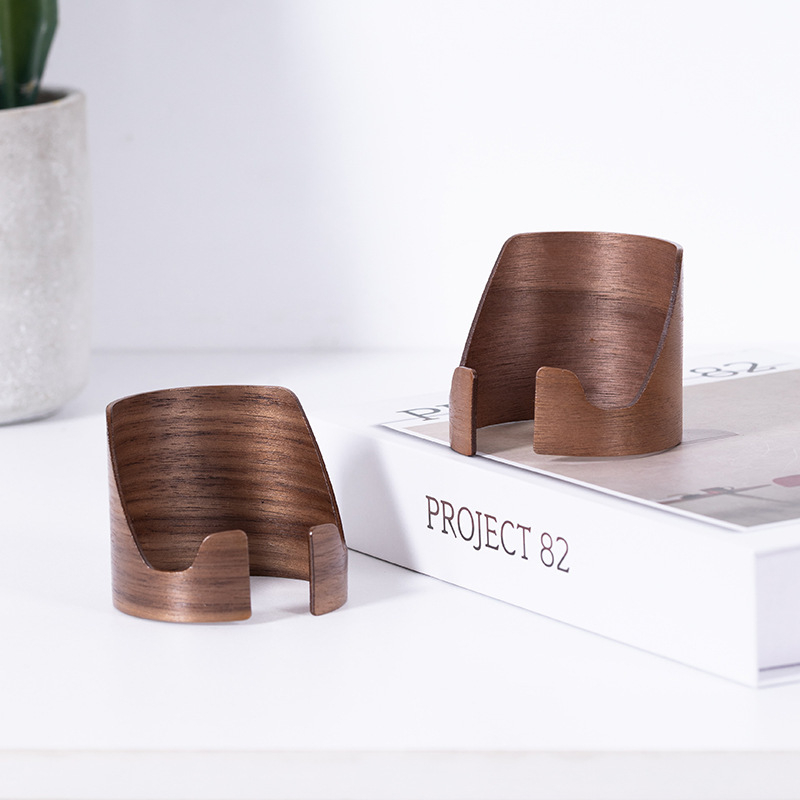 Diófából készült mobiltelefon- és tabletához való állvány – asztali tartó testreszabható