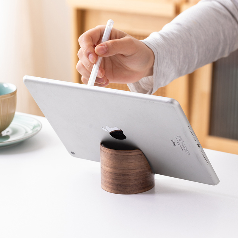 Diófából készült mobiltelefon- és tabletához való állvány – asztali tartó testreszabható