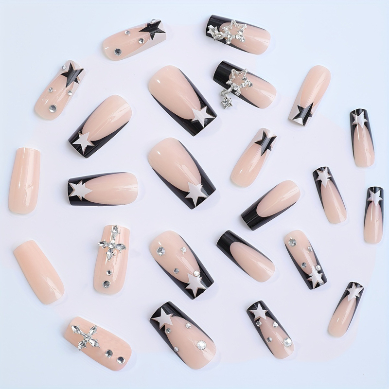 Dirbtiniai nagai su prancūzišku kraštu, kryžiaus ir žvaigždės raštas, deimantų akcentai, patogūs dėvėti, paprastas stilius