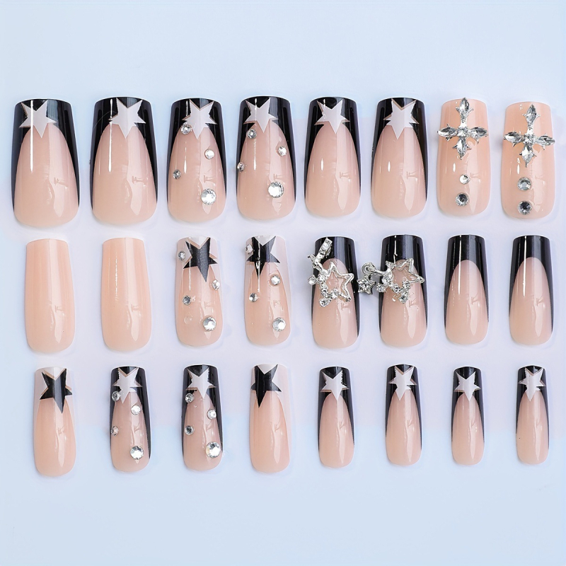 Dirbtiniai nagai su prancūzišku kraštu, kryžiaus ir žvaigždės raštas, deimantų akcentai, patogūs dėvėti, paprastas stilius