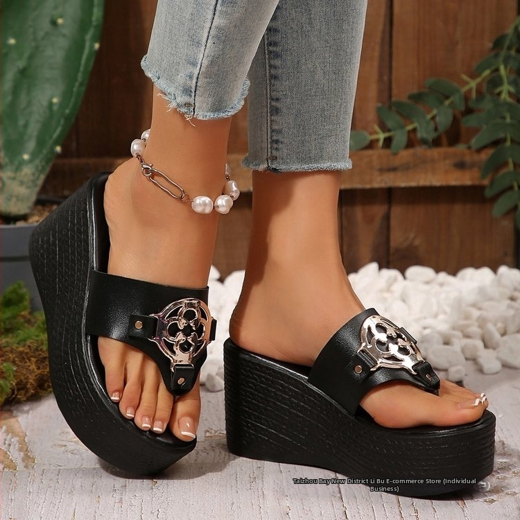 Dámske sandále s klinovým podpätkom a kovovým retiazkovým detailom, bez zapínania, plastové horné, gumová podrážka, na pláž