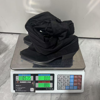 Topánky nad kolená, špicatý nos, hrubý podpätok, výška podpätku 6–8 cm, na šnúrky