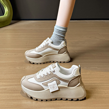 Κλασικά αθλητικά παπούτσια με επάνω μέρος από τεχνητό PU, στρογγυλή μύτη, μεσαίο ύψος φτέρνας 3–5 εκ, σόλα από συμπαγές υλικό, κορδόνια