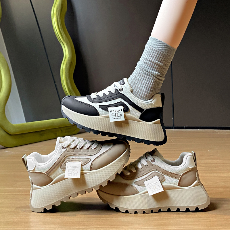 Κλασικά αθλητικά παπούτσια με επάνω μέρος από τεχνητό PU, στρογγυλή μύτη, μεσαίο ύψος φτέρνας 3–5 εκ, σόλα από συμπαγές υλικό, κορδόνια