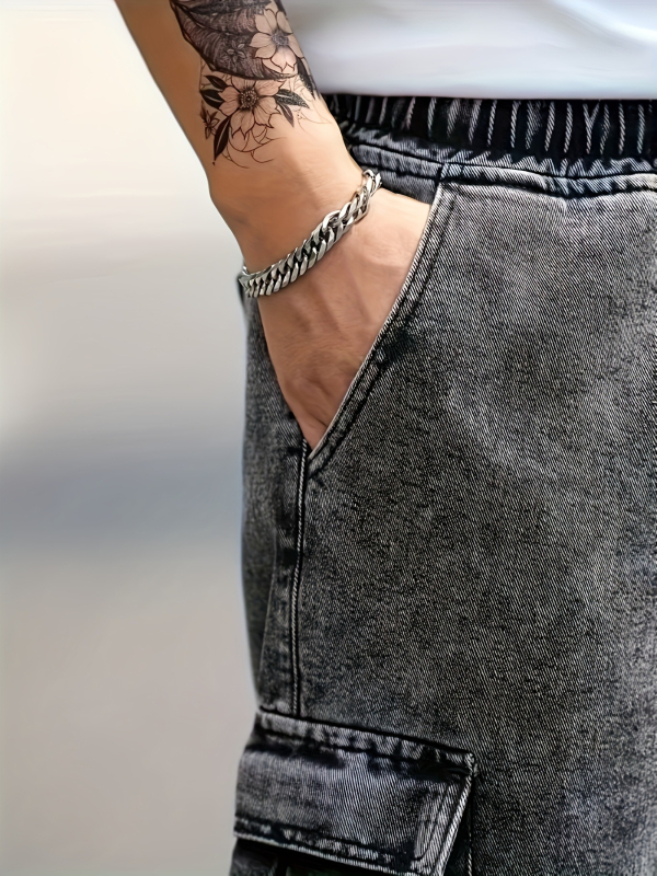 Džinsai su daugybe kišenių, platus laisvo kirpimo, vidutinio juosmens, raištelių užsegimas, išplauta medžiaga