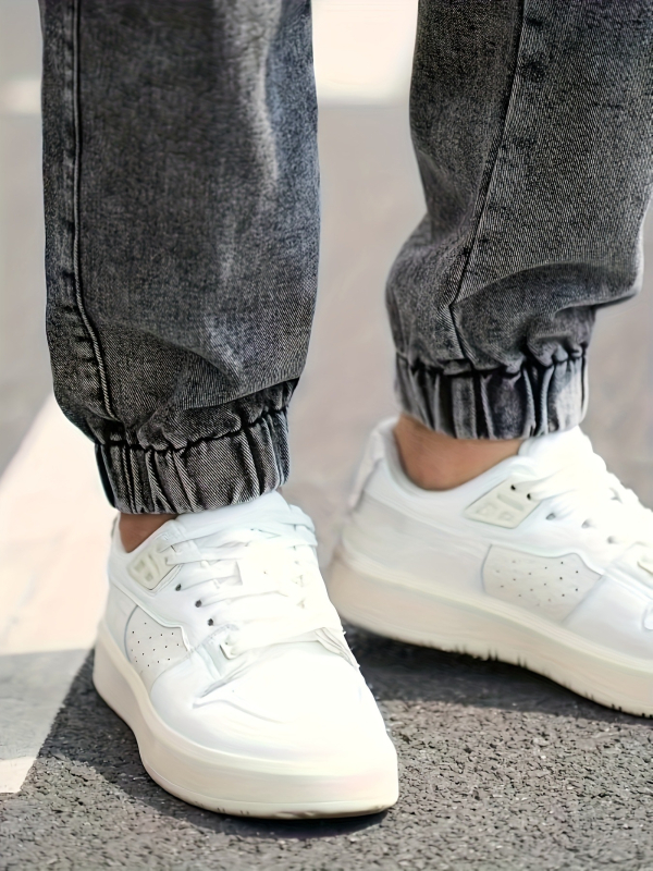 Džinsai su daugybe kišenių, platus laisvo kirpimo, vidutinio juosmens, raištelių užsegimas, išplauta medžiaga