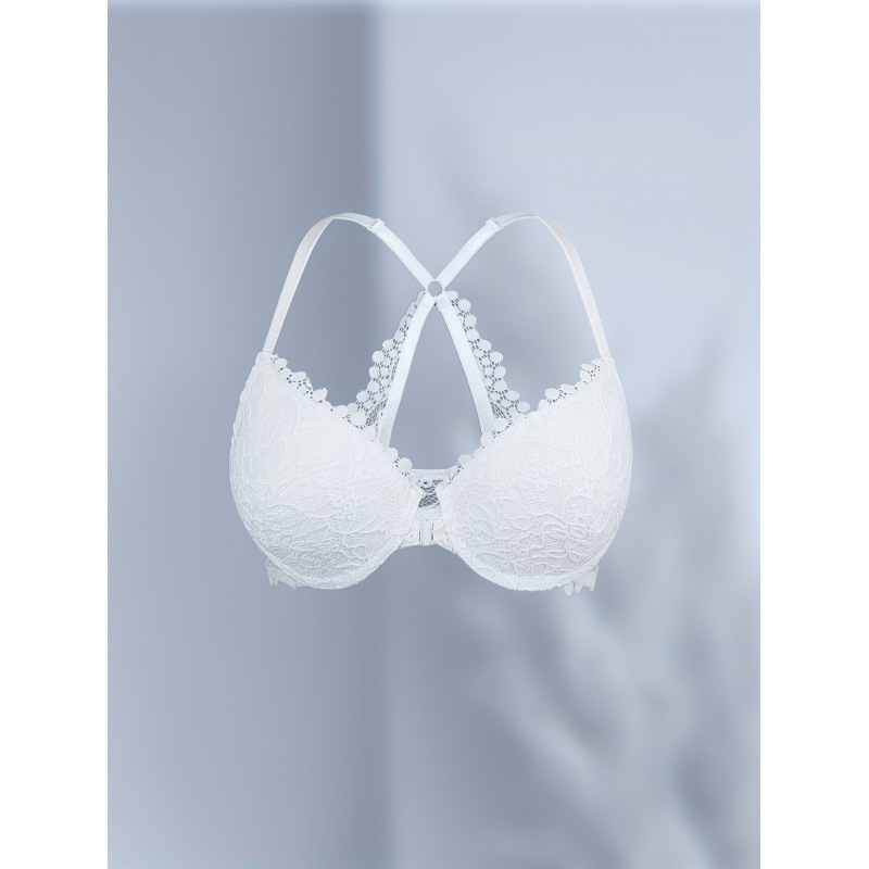 Krūties komplektas su trikampiais puodeliais, vidutiniškai formuojantys puodeliai; pagrindinis audinys: 90% Nylon Polyamide, 10% Spandex Elastane; pamušalas: 90% Nylon Polyamide, 10% Spandex Elastane