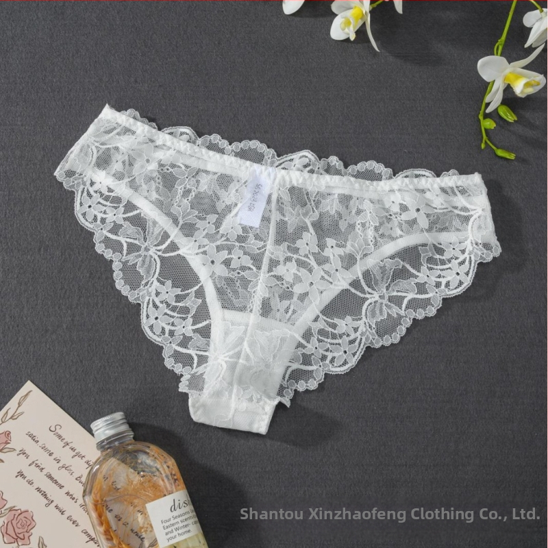 Čipkové sieťové spodné nohavice s nízkym pásom, priedušné; hlavný materiál: nylon 90–95%, výstelka rozkroku: bavlna 100%