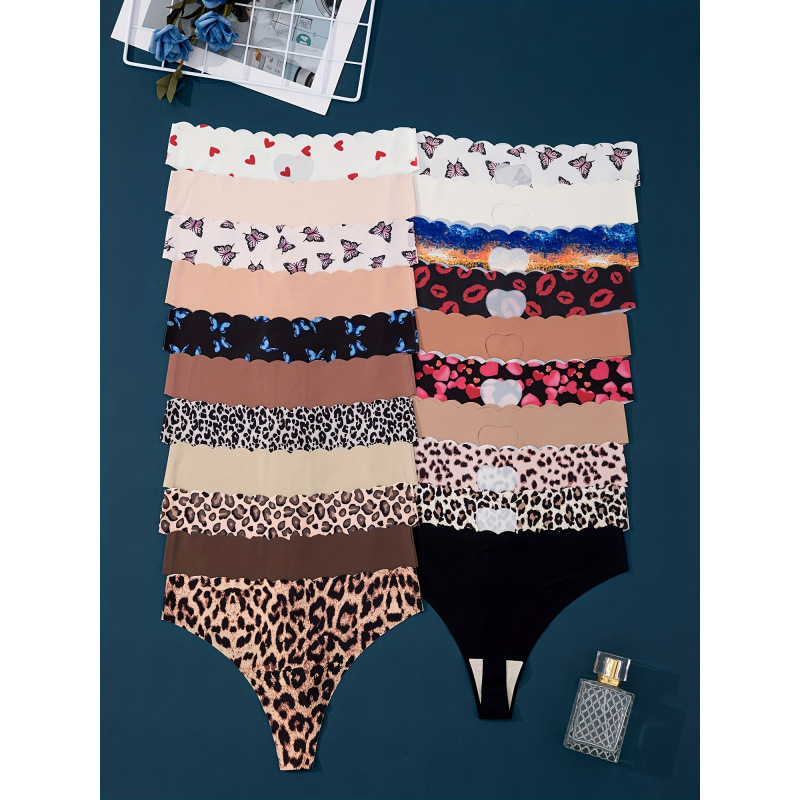 Chiloți tanga pentru femei, cu margine ondulată, din fleece; compoziție principală: 80% poliester, 20% fibre elastice; căptușeala între zona intimă: 80% poliester, 20% fibre elastice; talie joasă.