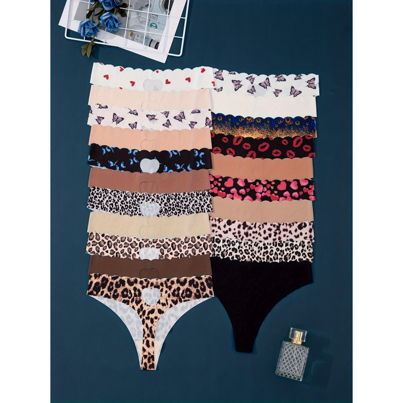 Chiloți tanga pentru femei, cu margine ondulată, din fleece; compoziție principală: 80% poliester, 20% fibre elastice; căptușeala între zona intimă: 80% poliester, 20% fibre elastice; talie joasă.