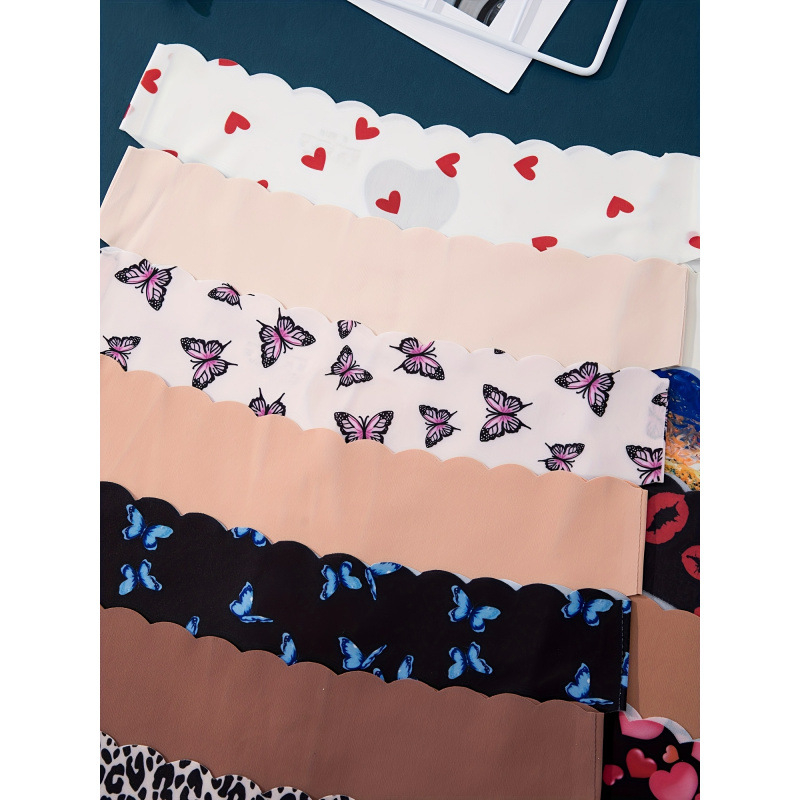 Chiloți tanga pentru femei, cu margine ondulată, din fleece; compoziție principală: 80% poliester, 20% fibre elastice; căptușeala între zona intimă: 80% poliester, 20% fibre elastice; talie joasă.