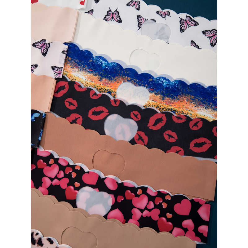 Chiloți tanga pentru femei, cu margine ondulată, din fleece; compoziție principală: 80% poliester, 20% fibre elastice; căptușeala între zona intimă: 80% poliester, 20% fibre elastice; talie joasă.